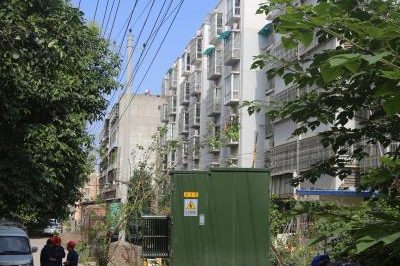 增容配變 ?！叭┮粯I(yè)”小區(qū)客戶用上安全電