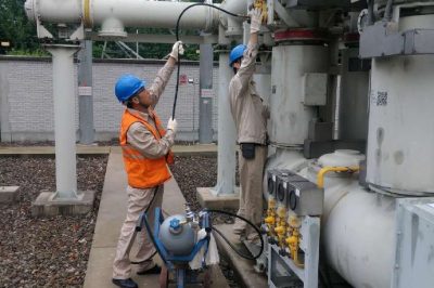 江蘇檢修公司對SF6氣壓偏低的GIS氣室進(jìn)行補氣工作