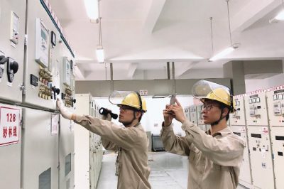 110千伏旺山變對全站設(shè)備銘牌進(jìn)行拍攝核對