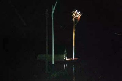 登上10千伏寶民線D02#桿，斷開水浸沙場(chǎng)線路，確保了居民安全用電