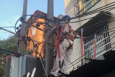 南縣供電公司搶修10KV九南線(xiàn)紅豆市場(chǎng)臺(tái)區(qū)低壓測(cè)B相出線(xiàn)燒斷