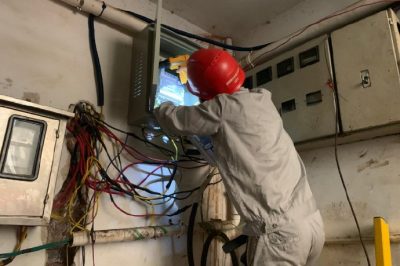 衡東縣供電公司更換故障燒壞表計(jì)兩塊，確保計(jì)量抄表準(zhǔn)確無誤