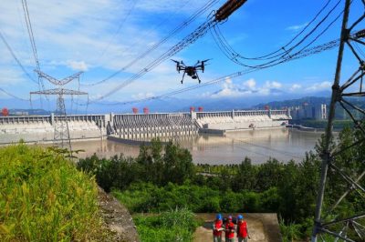 湖北電力檢修公司利用無(wú)人機(jī)對(duì)回線(xiàn)路進(jìn)行紅外線(xiàn)測(cè)溫