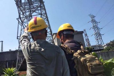 黃石供電公司檢修110千伏寶西線(xiàn)46號(hào)塔三相導(dǎo)線(xiàn)金具