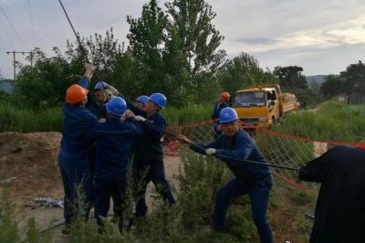 長(zhǎng)安區(qū)供電公司對(duì)125炮里線干線40余檔導(dǎo)線進(jìn)行更換