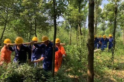 長(zhǎng)寧縣電力公司對(duì)10kV西犁線筆架4臺(tái)區(qū)進(jìn)行震后隱患整改施工