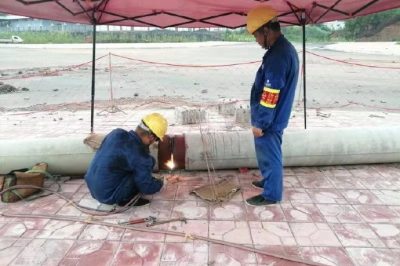 資陽(yáng)供電公司奔忙在各個(gè)工程施工現(xiàn)場(chǎng)，上可以電桿架線，下可以做拉線