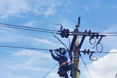 供電公司鹽邊公司開展新建線路鐵塔組立、架空線路改接電纜等工作