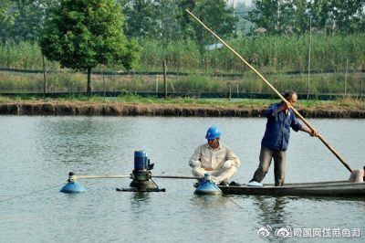 前鋒鎮(zhèn)供電所帶工具到養(yǎng)殖戶家?guī)椭渑懦龣C(jī)器故障，受到養(yǎng)殖戶的感謝