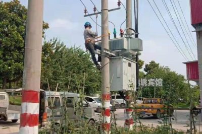 淮安淮陰營北供電所組織人員進(jìn)行變壓器調(diào)檔工作，確保用戶在炎炎夏日當(dāng)中用上放心電、舒心電