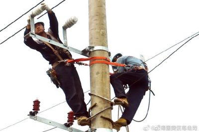 盱眙縣供電公司架設(shè)排澇站配電臺(tái)架、安裝配電變壓器