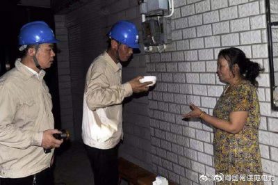 高郵市供電公司為村民搶修燒壞的漏電開關