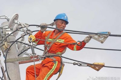 東臺(tái)市供電公司為溱東鎮(zhèn)開莊村小微企業(yè)改造供電線路