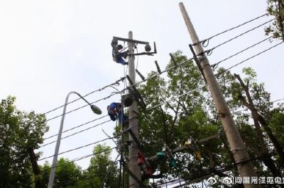 10千伏溪西線清安8號(hào)變處開(kāi)展配網(wǎng)改造施工