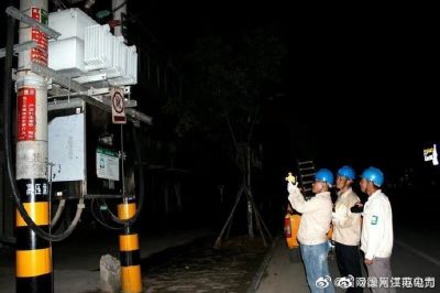 供電所值班員用紅外線測溫儀測量八義集鎮(zhèn)街道8#變壓器器身、電纜接頭等處溫度