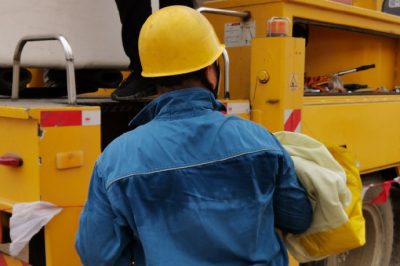 國網(wǎng)萊陽市供電公司帶電作業(yè)實施帶電斷接引線，保障客戶夏季可靠用電