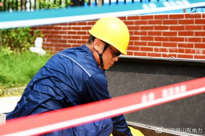 國(guó)網(wǎng)濟(jì)南市濟(jì)陽(yáng)區(qū)供電公司員工一身汗衣 換得一線清涼