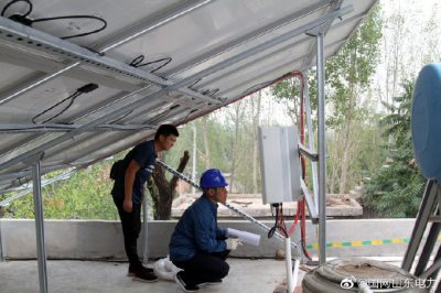 電力小哥們定期對(duì)光伏用戶(hù)上門(mén)走訪(fǎng)，保障光伏發(fā)電設(shè)備使用安全