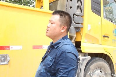 陽信縣供電公司10千伏學(xué)區(qū)線#26桿上進行帶電消缺作業(yè)