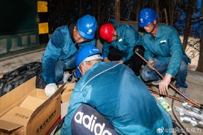 10千伏長(zhǎng)園1線(xiàn)開(kāi)展電纜敷設(shè)作業(yè)，制作電纜中間頭