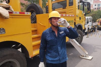 福山區(qū)供電公司10千伏巍山一線15號(hào)桿帶電立桿作業(yè)