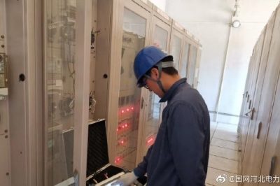 持續(xù)高溫雷雨天，傾盆暴雨嘩嘩下，供電職工檢修忙