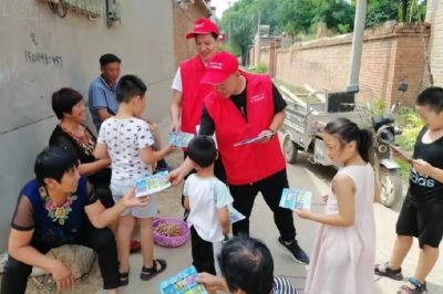 深入轄區(qū)村莊，向留守老人、兒童講解暑期安全用電常識，增強(qiáng)他們的安全用電意識