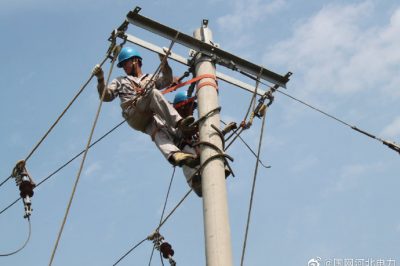 頭頂炎炎烈日對10千伏線路進行改造，保障客戶用電