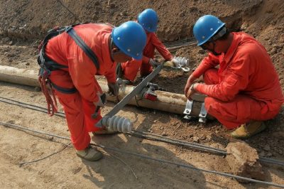 10千伏線路進行更換電桿，強化電網(wǎng)承載能力