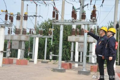 運維人員對變電站設(shè)備進行巡視檢查，對重點設(shè)備開展紅外測溫