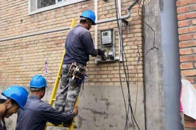 保定市徐水區(qū)供電公司改造低壓出線，提高供電可靠率