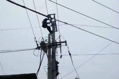 更換絕緣導(dǎo)線，拆除舊電桿，心里電桿，有效降低線路損耗