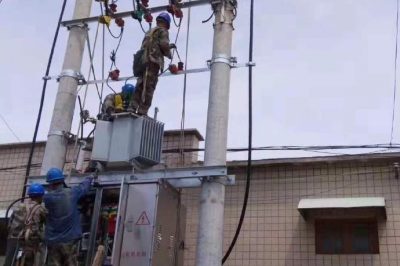 電力公司施工人員冒高溫現(xiàn)場安裝配變設備