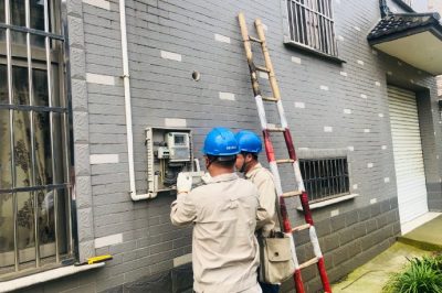 尚湖供電所對冶塘和平18號、華都2號配變等臺區(qū)開關(guān)箱、接戶線、用戶表箱進行巡檢