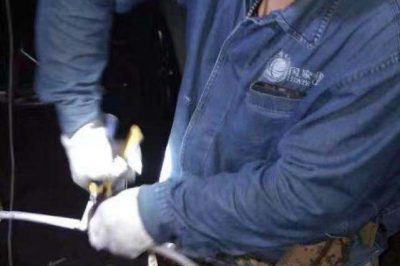 西安供電公司增援搶修因過負(fù)荷桿上出線燒斷，及時恢復(fù)供電