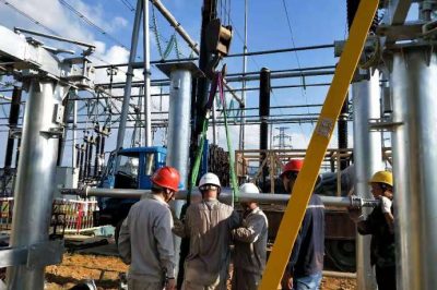 220千伏赧水變開(kāi)展220千伏隔離開(kāi)關(guān)安裝工作