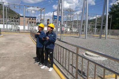 延安供電公司在110千伏安塞變、吳起變開展利用無人機(jī)排查線夾隱患