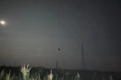 220千伏萬穆4E24線40號塔C相導線懸掛著氫氣球