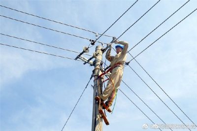 珠江供電所安裝配電柜、施放8米長電纜
