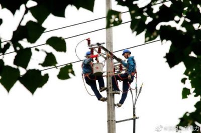 白塔鎮(zhèn)大莊線37+1號(hào)桿組裝橫擔(dān)、刀閘、令克等設(shè)備