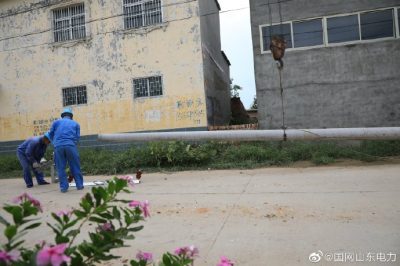 梁山縣供電公司新立電桿6基、新建低壓架空絕緣線0.31千米、新增一臺400千伏安變壓器