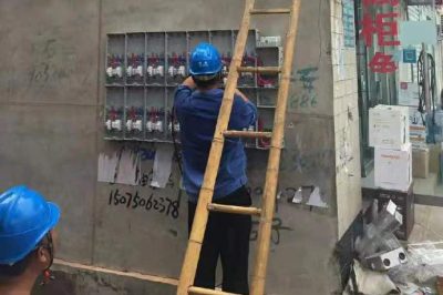 磁縣供電公司農(nóng)村更換電表箱、整理不規(guī)范線(xiàn)路