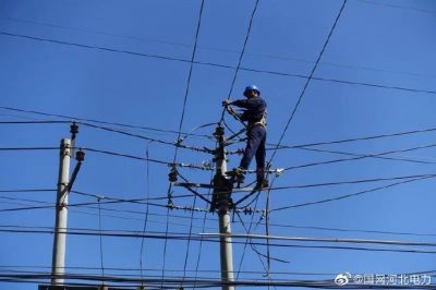 雞澤縣供電公司對(duì)10千伏柴莊066線路進(jìn)行升級(jí)改造