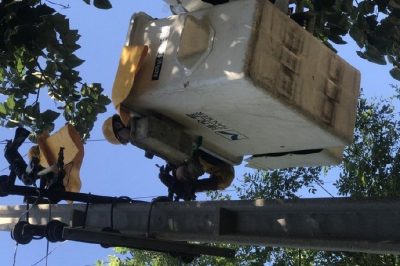 臨潼區(qū)供電公司對負(fù)荷過高的10千伏絲具進(jìn)行逐步不停電作業(yè)