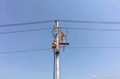武清供電公司采用絕緣平臺進(jìn)行帶電搭火工作