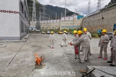 藏區(qū)黨員服務隊雅江運維班組織全體當值人員進行事故預想消防演練