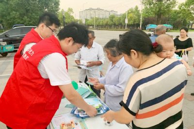 常熟市供電公司到沙家浜鎮(zhèn)萬豐家園大門口進行安全用電宣傳