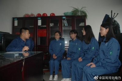 2019年新入職的4名青年員工虛心向電力調(diào)度控制中心主任請(qǐng)教咨詢(xún)