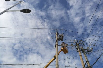 泊頭市供電公司對(duì)10千伏5524泊糧線支線開關(guān)進(jìn)行檢修試驗(yàn)