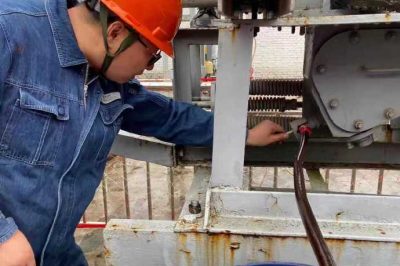 110千伏融冰變電站3501開(kāi)關(guān)進(jìn)行檢修工作